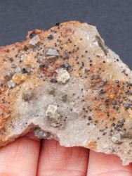 Scheelit, fluorit, křemen