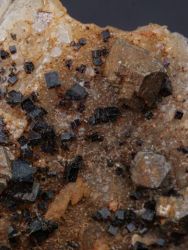 Scheelit, fluorit, křemen